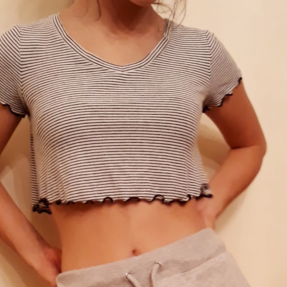 STRIPPED LETTUCE TRIM CROP TOP